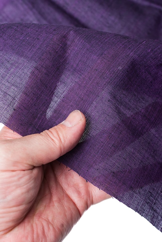 〔1m単位切り売り〕インドのシンプルコットン布  - ダークパープル〔幅約113cm〕 5 - 透け感のある薄手の生地です。