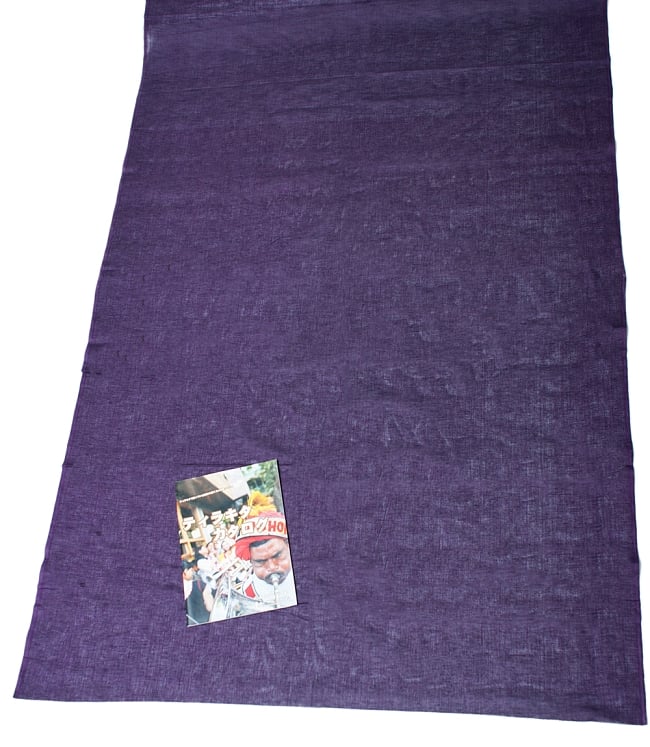 〔1m単位切り売り〕インドのシンプルコットン布  - ダークパープル〔幅約113cm〕 6 - 布の大きさがわかるよう、A4の冊子と並べてみました。