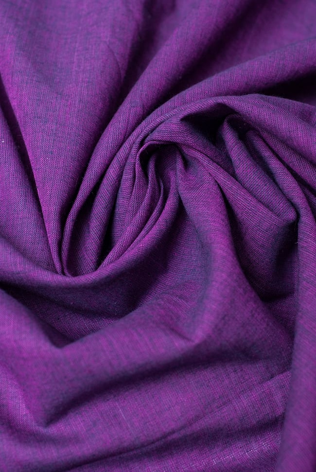 〔1m単位切り売り〕インドのシンプルコットン布  - ムラサキ〔幅約113cm〕 4 - 陰影をつけるととても素敵な色合いですね。