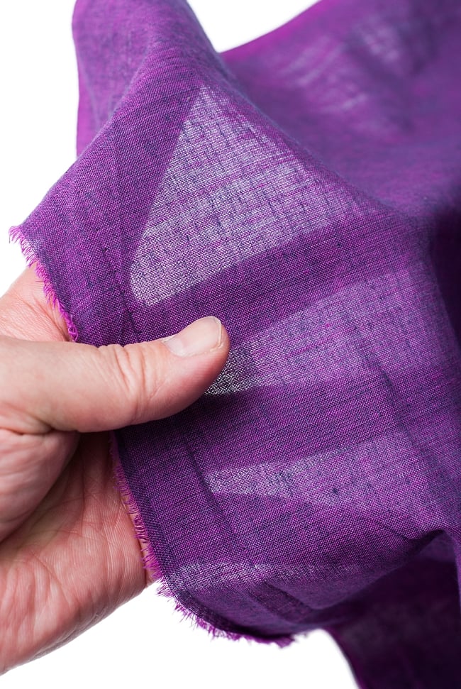 〔1m単位切り売り〕インドのシンプルコットン布  - ムラサキ〔幅約113cm〕 5 - 透け感のある薄手の生地です。