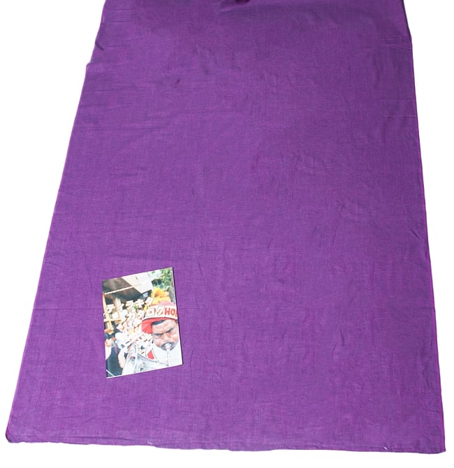 〔1m単位切り売り〕インドのシンプルコットン布  - ムラサキ〔幅約113cm〕 6 - 布の大きさがわかるよう、A4の冊子と並べてみました。