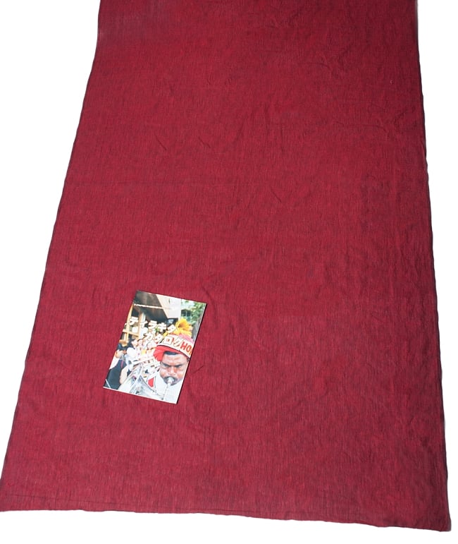〔1m切り売り〕インドのシンプルコットン布  - えんじ色〔幅約104cm〕 6 - 布の大きさがわかるよう、A4の冊子と並べてみました。