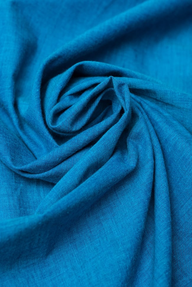 〔1m切り売り〕インドのシンプルコットン布  - ブルー〔幅約112cm〕 4 - 陰影をつけるととても素敵な色合いですね。