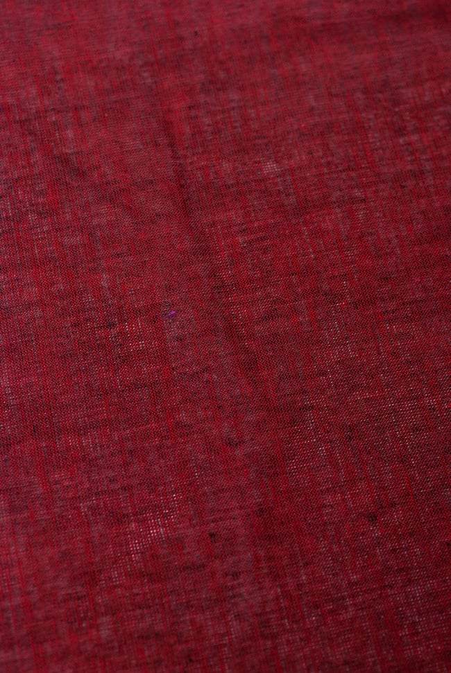 〔1m切り売り〕インドのシンプルコットン布  - ダークレッド〔幅約111cm〕の写真1枚目です。生地を近くからみてみました。切り売り,量り売り布,アジア布 量り売り,手芸,裁縫,生地,アジアン,ファブリック