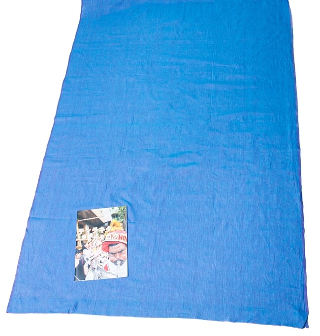 〔1m切り売り〕インドのシンプルコットン布 - 青＆ムラサキ〔幅約113cm〕 6 - 布の大きさがわかるよう、A4の冊子と並べてみました。