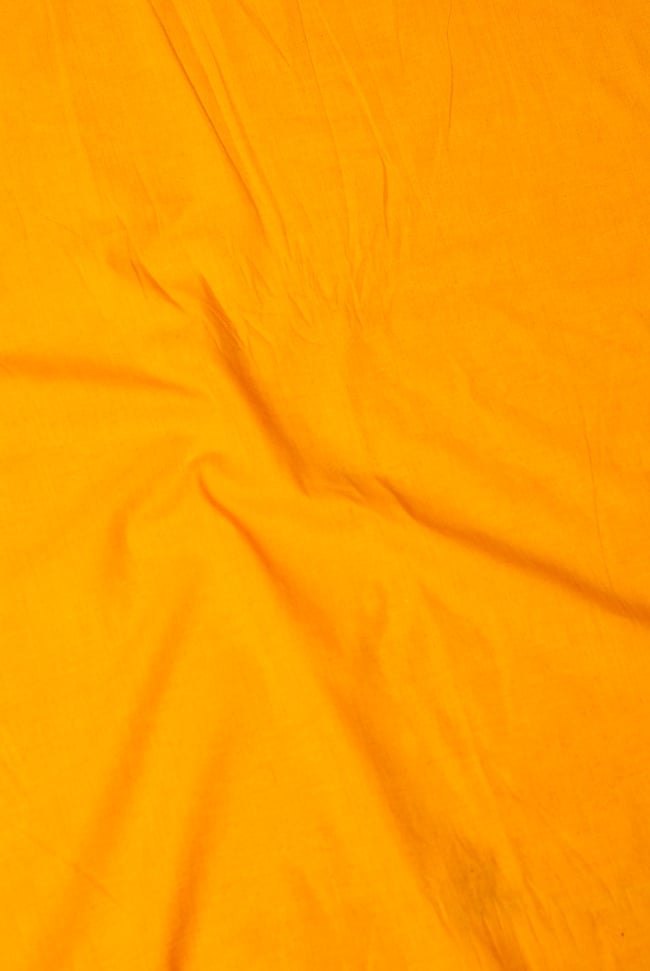 〔1m切り売り〕インドのシンプルコットン布  - オレンジイエロー〔幅約113cm〕 2 - やや離れてみました。無地で使いやすい布地です。