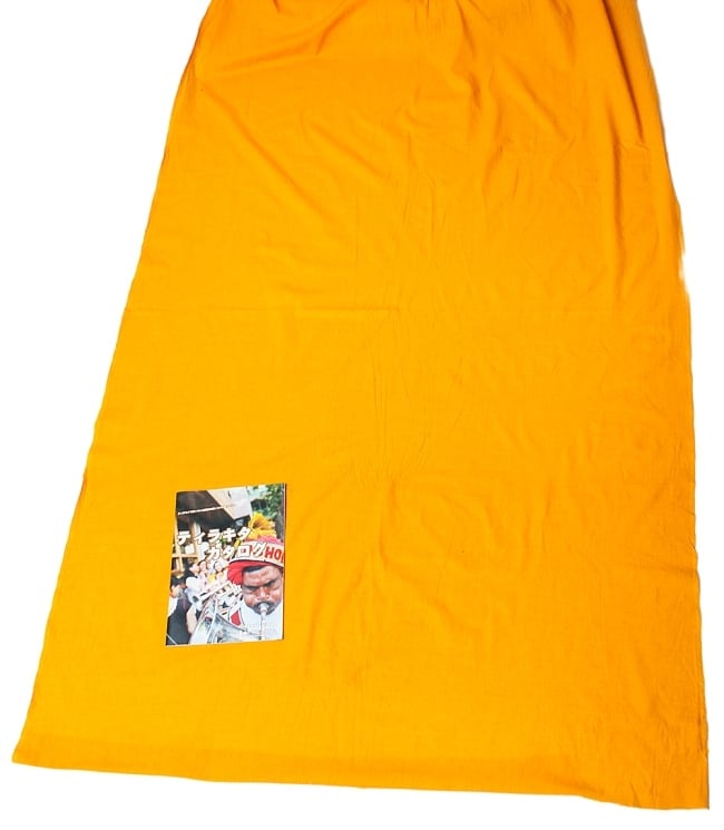 〔1m単位切り売り〕インドのシンプルコットン布 - オレンジイエロー〔幅約113cm〕 6 - 布の大きさがわかるよう、A4の冊子と並べてみました。