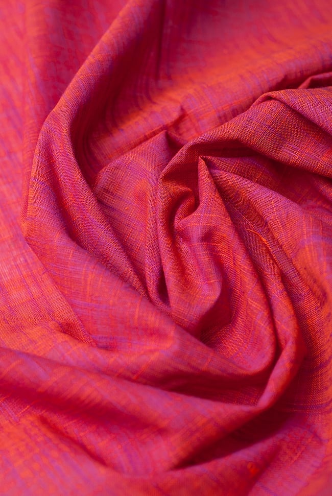 〔1m切り売り〕インドのシンプルコットン布 - ピンク地に薄紫〔幅約109cm〕 4 - 陰影が美しく、いろいろなアイデアが浮かんできそうな一枚ですね。