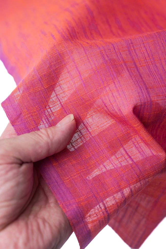 〔1m切り売り〕インドのシンプルコットン布 - ピンク地に薄紫〔幅約109cm〕 5 - 質感がわかるよう手に取ってみました。透け感の参考にどうぞ。