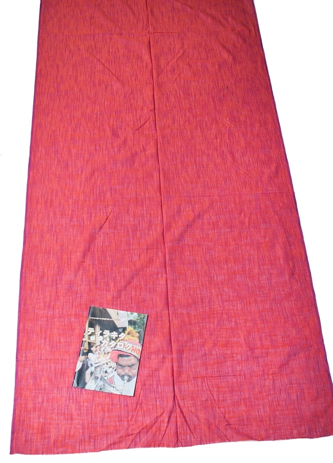〔1m切り売り〕インドのシンプルコットン布 - ピンク地に薄紫〔幅約109cm〕 6 - A4の冊子と並べてみました。広がりがわかりますね。