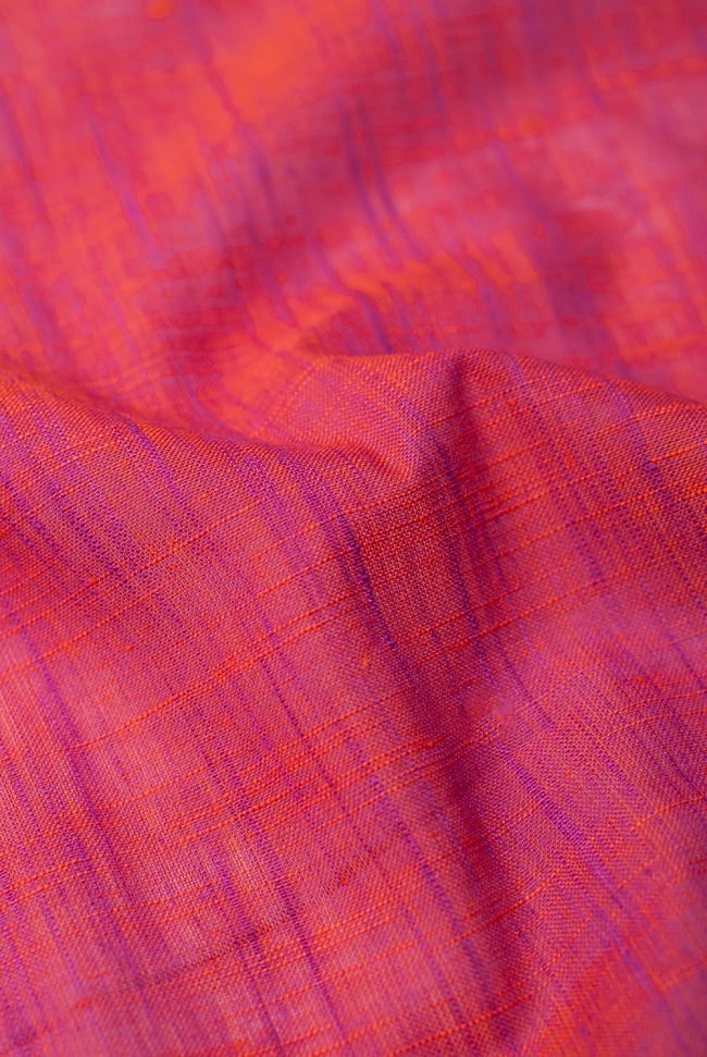 〔1m切り売り〕インドのシンプルコットン布 - ピンク地に薄紫〔幅約109cm〕の写真1枚目です。生地を近くからみてみました。上品なインド布です。切り売り,量り売り布,アジア布 量り売り,手芸,裁縫,生地,アジアン,ファブリック