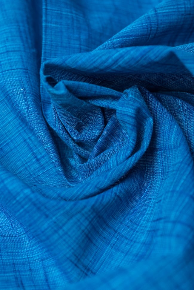 〔1m切り売り〕インドのシンプルコットン布 - 水色地に青〔幅約110cm〕 4 - 陰影が美しく、いろいろなアイデアが浮かんできそうな一枚ですね。