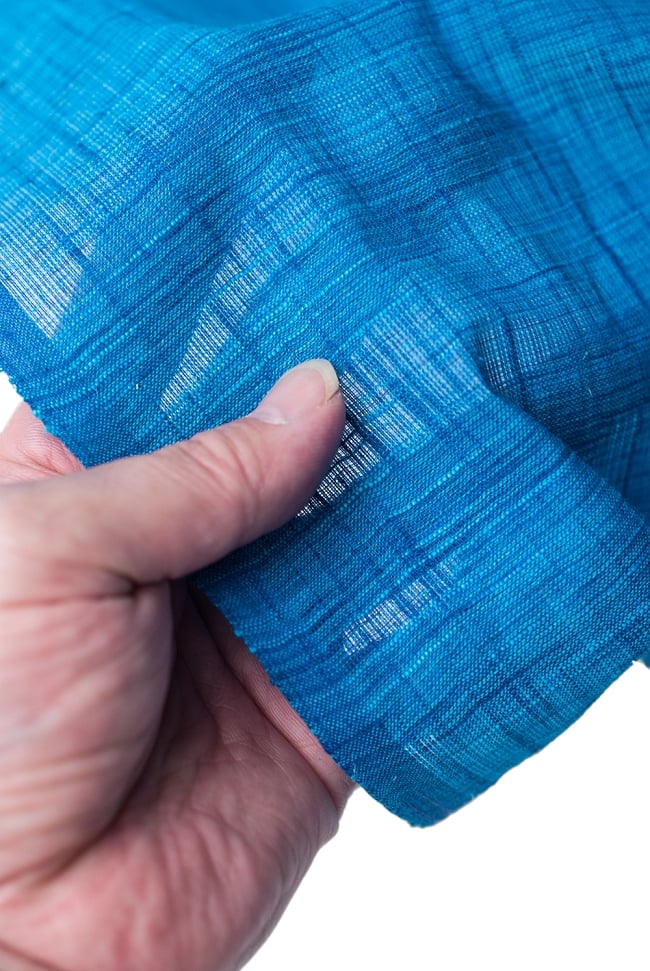 〔1m切り売り〕インドのシンプルコットン布 - 水色地に青〔幅約110cm〕 5 - 質感がわかるよう手に取ってみました。透け感の参考にどうぞ。