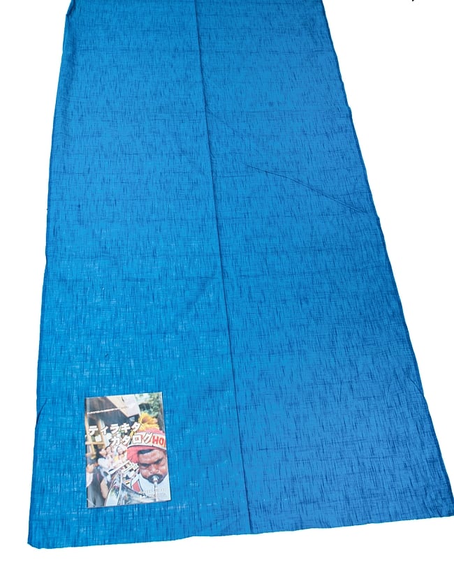〔1m切り売り〕インドのシンプルコットン布 - 水色地に青〔幅約110cm〕 6 - A4の冊子と並べてみました。広がりがわかりますね。