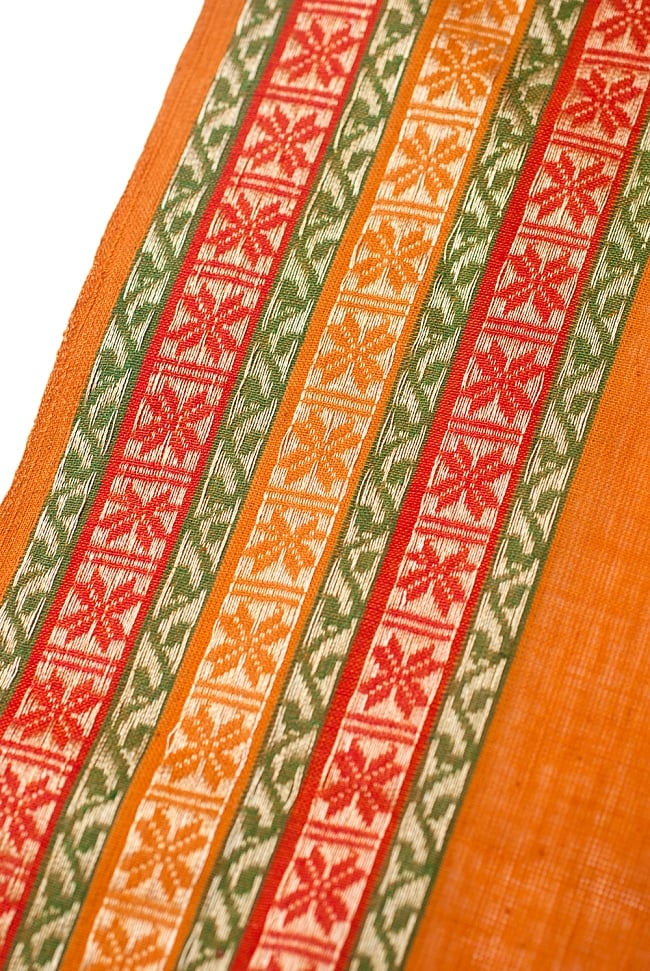 〔1m切り売り〕南インドのハーフボーダー・シンプル・コットン生地 - オレンジ×ボーダー〔幅約111cm〕 の写真1枚目です。生地を近くからみてみました。上品なインド布です。切り売り,量り売り布,アジア布 量り売り,手芸,裁縫,生地,アジアン,ファブリック
