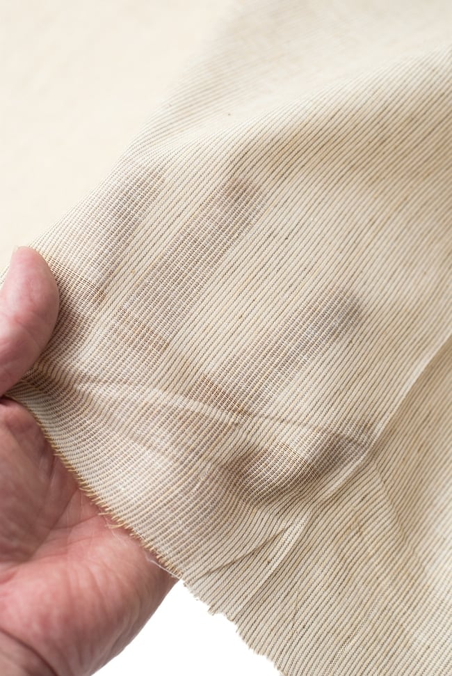〔1m単位切り売り〕南インドのハーフボーダー・シンプル・コットン生地 - アイボリー×パープルボーダー〔幅約110cm〕 5 - 質感がわかるよう手に取ってみました。透け感の参考にどうぞ。