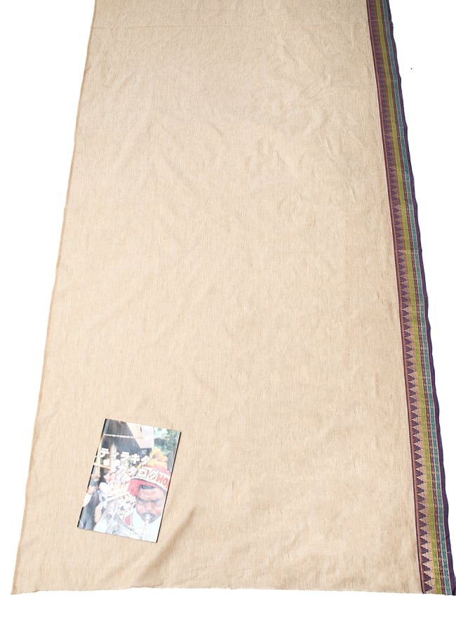 〔1m切り売り〕南インドのハーフボーダー・シンプル・コットン生地 - アイボリー×パープルボーダー〔幅約110cm〕  6 - A4の冊子と並べてみました。広がりがわかりますね。