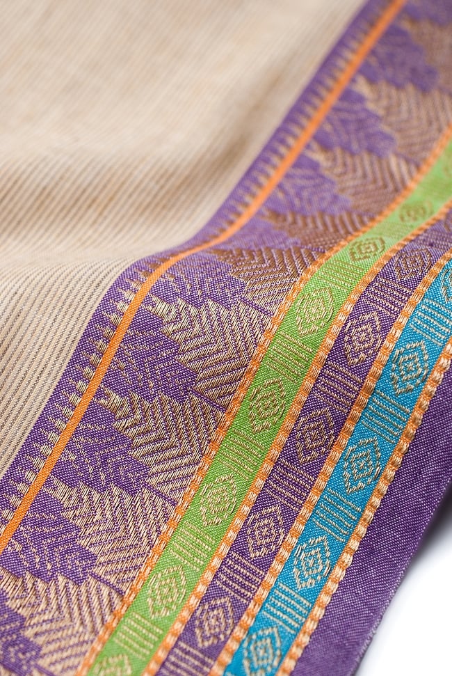 〔1m切り売り〕南インドのハーフボーダー・シンプル・コットン生地 - アイボリー×パープルボーダー〔幅約110cm〕 の写真1枚目です。生地を近くからみてみました。上品なインド布です。切り売り,量り売り布,アジア布 量り売り,手芸,裁縫,生地,アジアン,ファブリック