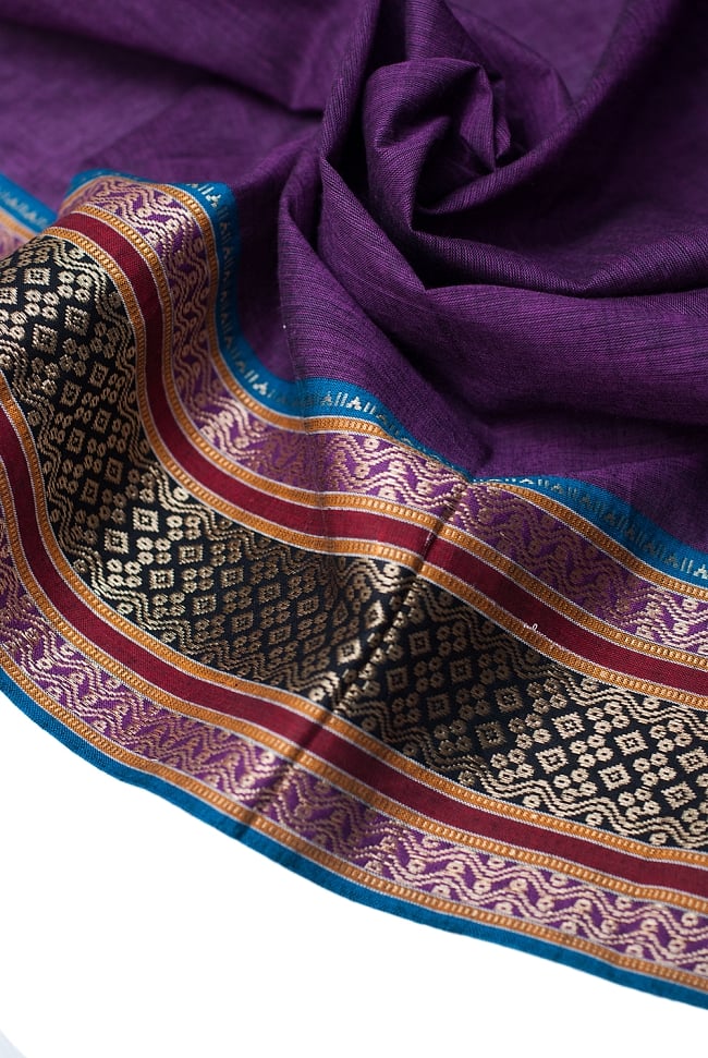〔1m切り売り〕南インドのハーフボーダー・シンプル・コットン生地 - 濃紫×波模様〔幅約108cm〕  4 - 陰影が美しく、いろいろなアイデアが浮かんできそうな一枚ですね。