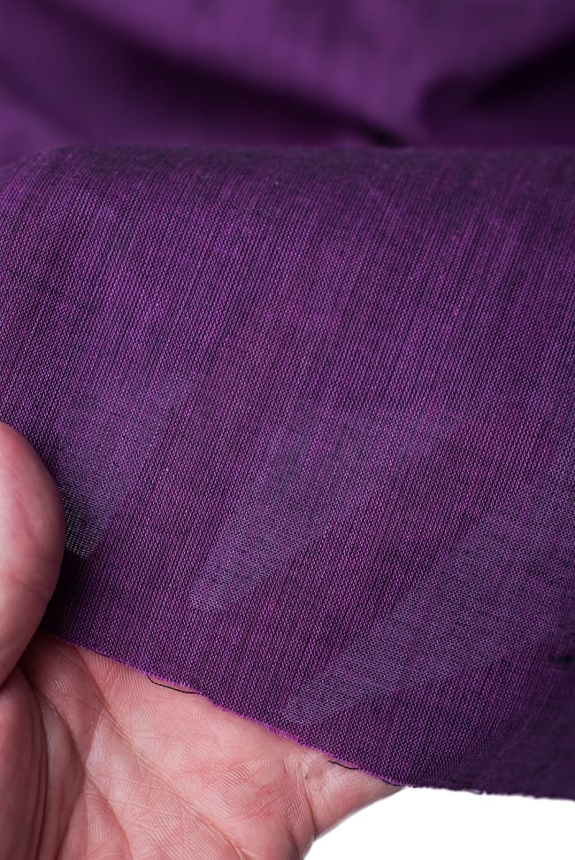 〔1m切り売り〕南インドのハーフボーダー・シンプル・コットン生地 - 濃紫×波模様〔幅約108cm〕  5 - 質感がわかるよう手に取ってみました。透け感の参考にどうぞ。