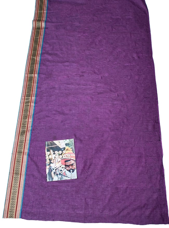 〔1m切り売り〕南インドのハーフボーダー・シンプル・コットン生地 - 濃紫×波模様〔幅約108cm〕  6 - A4の冊子と並べてみました。広がりがわかりますね。