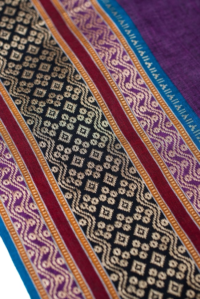 〔1m切り売り〕南インドのハーフボーダー・シンプル・コットン生地 - 濃紫×波模様〔幅約108cm〕 の写真1枚目です。生地を近くからみてみました。上品なインド布です。切り売り,量り売り布,アジア布 量り売り,手芸,裁縫,生地,アジアン,ファブリック