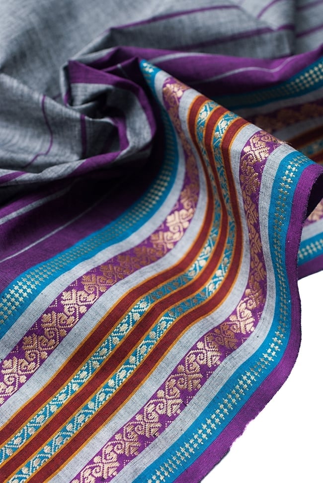 〔1m単位切り売り〕南インドのハーフボーダー・シンプル・コットン生地 - グレー×ゴールドザリ〔幅約108cm〕 4 - 陰影が美しく、いろいろなアイデアが浮かんできそうな一枚ですね。