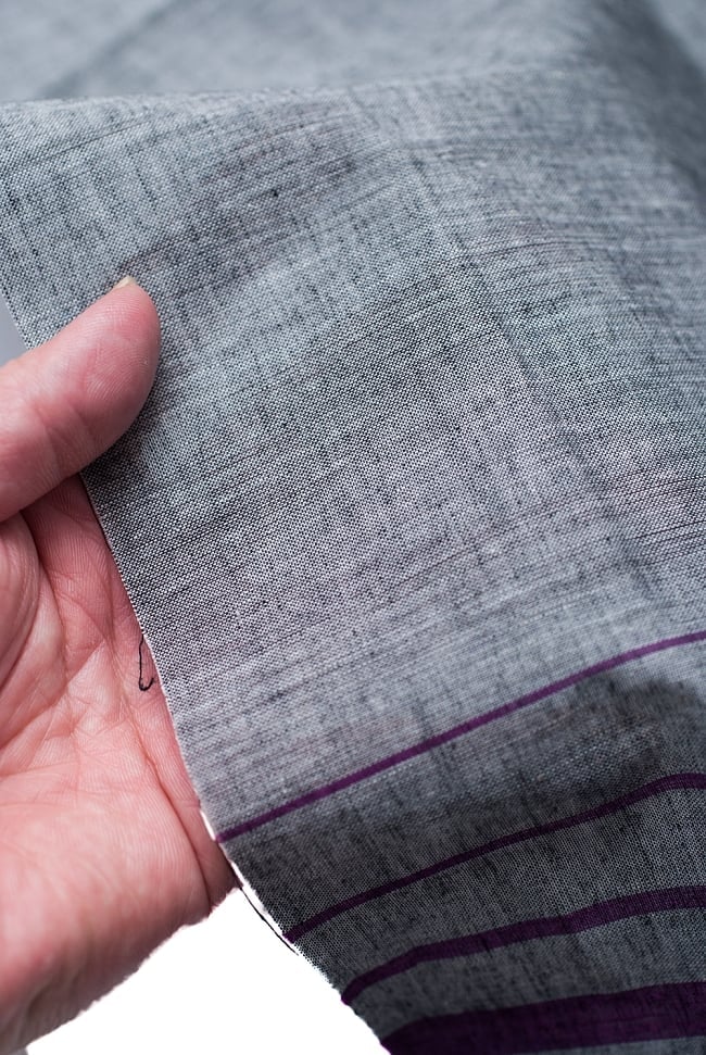 〔1m単位切り売り〕南インドのハーフボーダー・シンプル・コットン生地 - グレー×ゴールドザリ〔幅約108cm〕 5 - 質感がわかるよう手に取ってみました。透け感の参考にどうぞ。