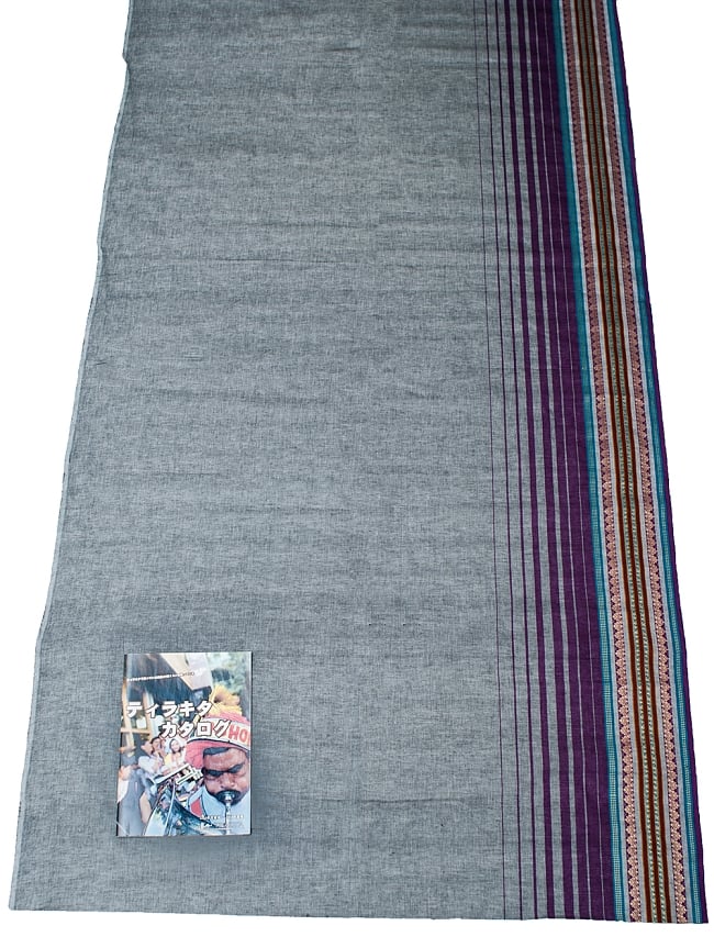 〔1m単位切り売り〕南インドのハーフボーダー・シンプル・コットン生地 - グレー×ゴールドザリ〔幅約108cm〕  6 - A4の冊子と並べてみました。広がりがわかりますね。