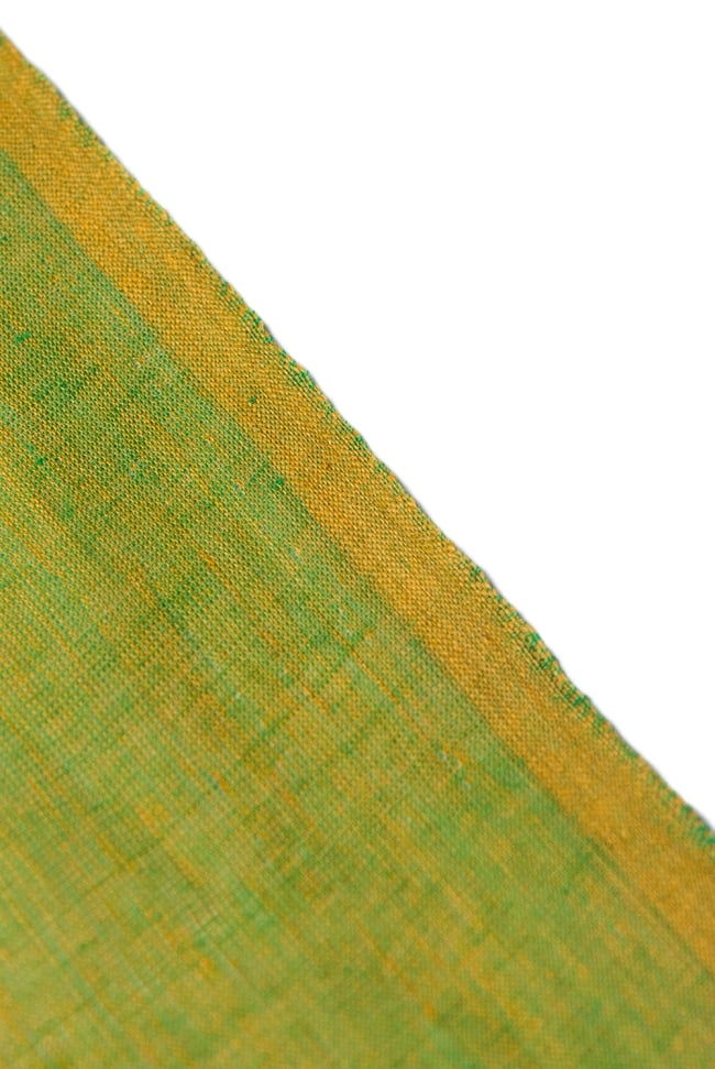 〔1m切り売り〕南インドのハーフボーダー・シンプル・コットン生地 - 黄緑×グリーン〔幅約108cm〕  3 - 端の部分の処理の様子です。