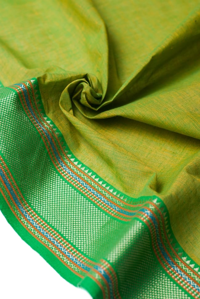 〔1m切り売り〕南インドのハーフボーダー・シンプル・コットン生地 - 黄緑×グリーン〔幅約108cm〕  4 - 陰影が美しく、いろいろなアイデアが浮かんできそうな一枚ですね。
