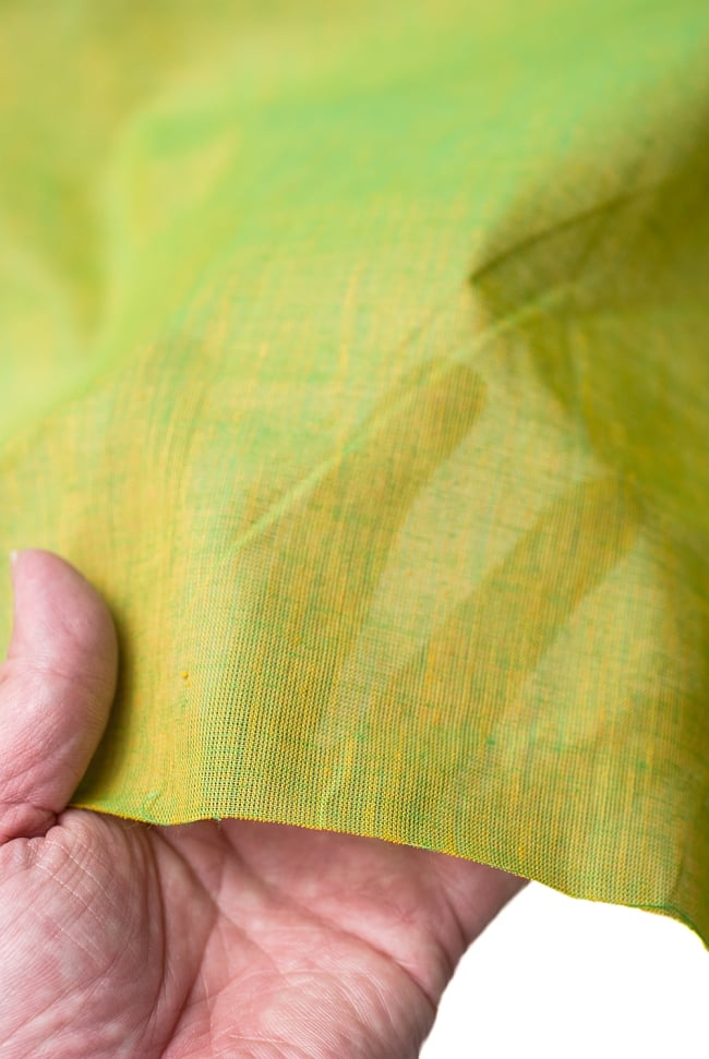 〔1m切り売り〕南インドのハーフボーダー・シンプル・コットン生地 - 黄緑×グリーン〔幅約108cm〕  5 - 質感がわかるよう手に取ってみました。透け感の参考にどうぞ。
