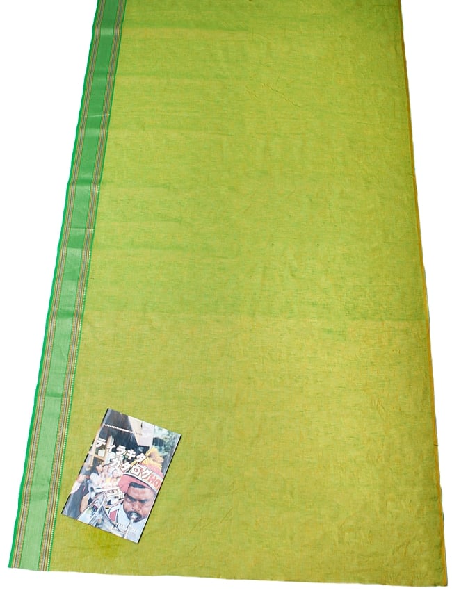〔1m切り売り〕南インドのハーフボーダー・シンプル・コットン生地 - 黄緑×グリーン〔幅約108cm〕  6 - A4の冊子と並べてみました。広がりがわかりますね。
