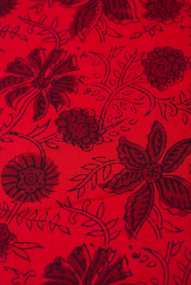 〔1m切り売り〕南インドの花柄コットン布 - 赤 〔幅約113cm〕の写真1枚目です。生地を近くからみてみました。上品なインド布です。切り売り,量り売り布,アジア布 量り売り,手芸,裁縫,生地,アジアン,ファブリック
