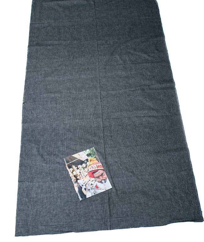 〔1m切り売り〕南インドの細めストライプ布 - ブラック×グレー 〔幅約109cm〕 6 - A4の冊子と並べてみました。広がりがわかりますね。