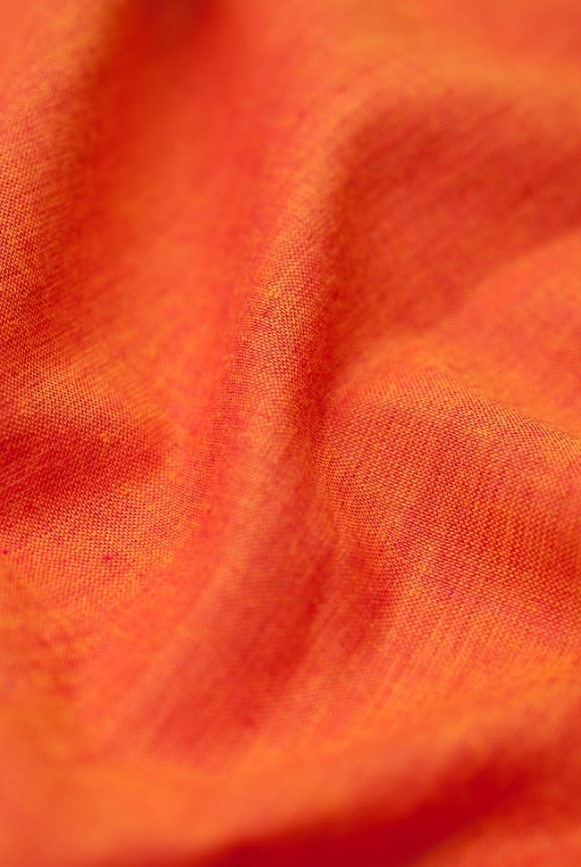 〔1m単位切り売り〕インドのシンプルコットン布 - オレンジ〔幅約112cm〕 2 - 生地を近くからみてみました。