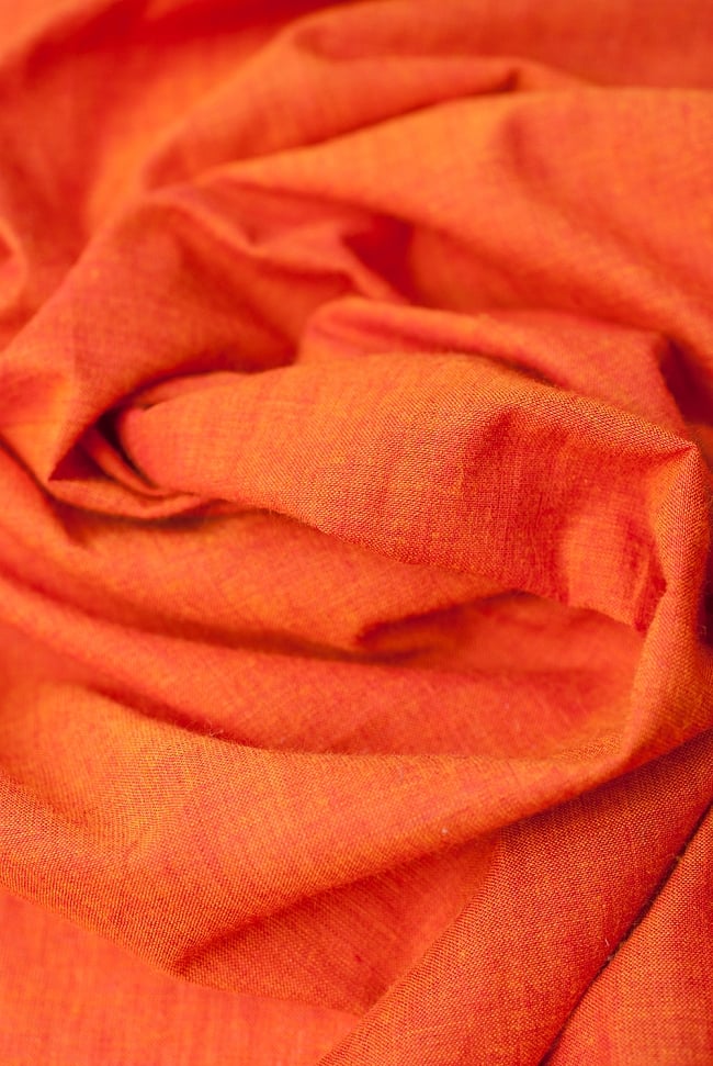 〔1m切り売り〕インドのシンプルコットン布  - オレンジ〔幅約112cm〕 4 - 陰影をつけるととても素敵な色合いですね。