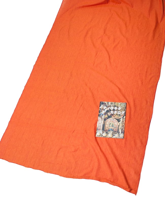 〔1m切り売り〕インドのシンプルコットン布  - オレンジ〔幅約112cm〕 6 - A4の冊子と比べるとこれくらいの広がりになります。