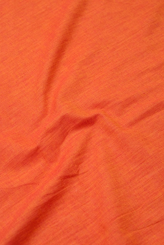 〔1m切り売り〕インドのシンプルコットン布  - オレンジ〔幅約112cm〕の写真1枚目です。インドらしい味わいのある布地です。切り売り,量り売り布,アジア布 量り売り,手芸,裁縫,生地,アジアン,ファブリック