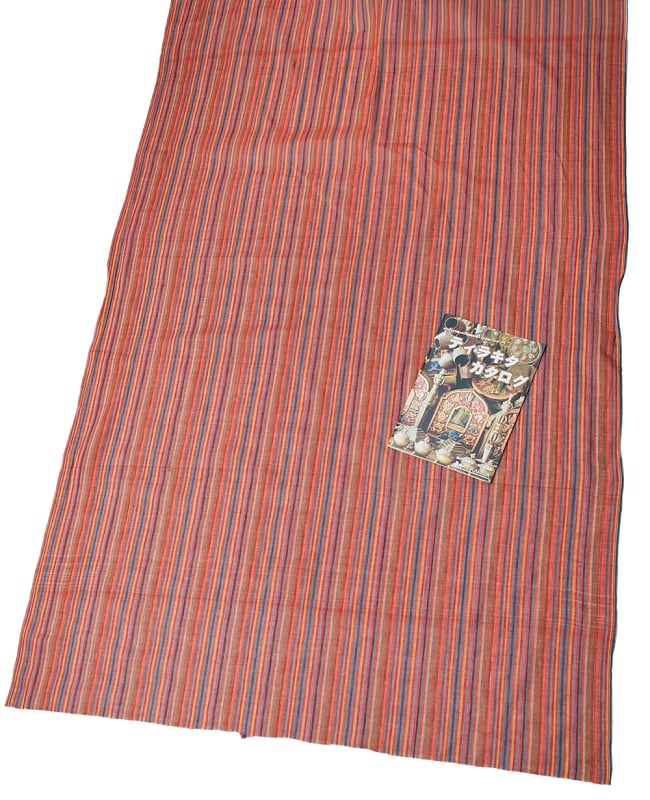 〔1m切り売り〕南インドのストライプ布 - オレンジ×水色系〔幅約111cm〕 6 - A4の冊子と比べるとこれくらいの広がりになります。