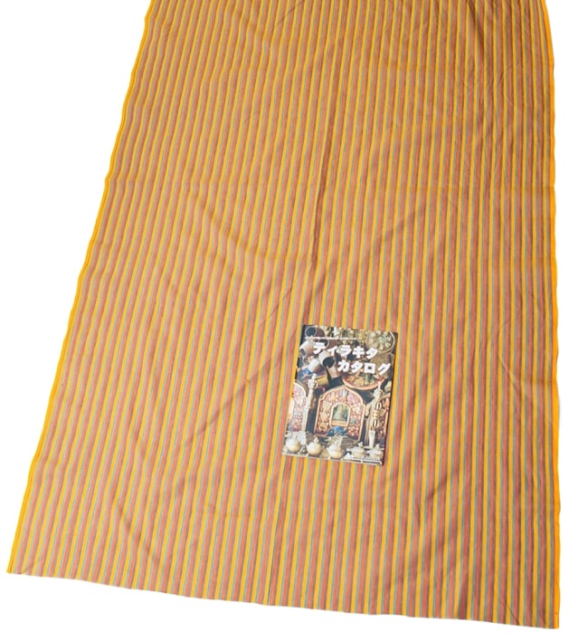 〔1m切り売り〕南インドのストライプ布 - 黄色系〔幅約110cm〕 6 - A4の冊子と比べるとこれくらいの広がりになります。