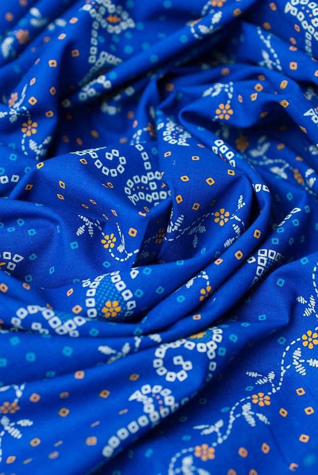 〔1m切り売り〕インドのバンディニ風プリント布 - 青〔幅約107cm〕 4 - 陰影をつけるととても素敵な色合いですね。