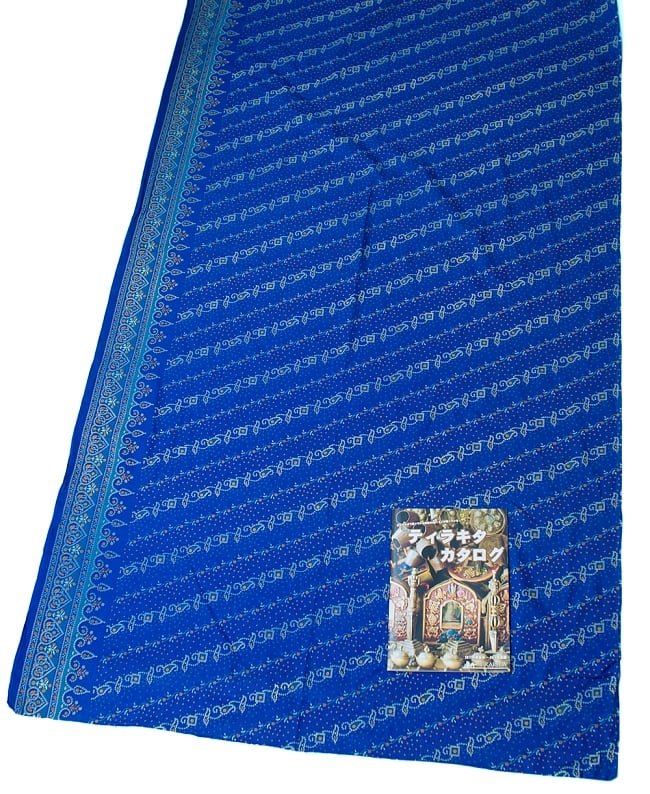 〔1m切り売り〕インドのバンディニ風プリント布 - 青〔幅約107cm〕 6 - A4の冊子と比べるとこれくらいの広がりになります。