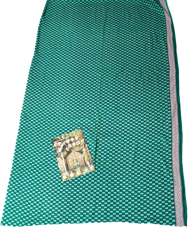 〔1m切り売り〕インドのウッドブロック風プリント布 - 青緑〔幅約107cm〕 6 - A4の冊子と比べるとこれくらいの広がりになります。