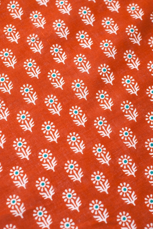 〔1m切り売り〕インドのウッドブロック風プリント布 - オレンジ〔幅約107cm〕の写真1枚目です。インドらしい味わいのある布地です。切り売り,量り売り布,アジア布 量り売り,手芸,裁縫,生地,アジアン,ファブリック