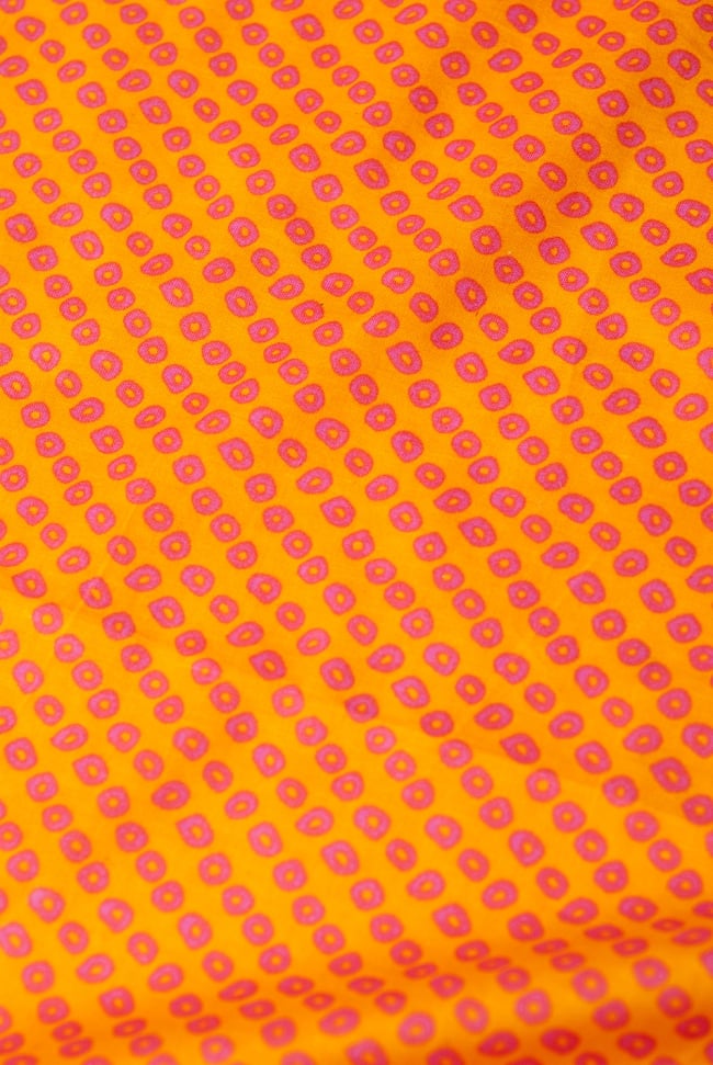 〔1m単位切り売り〕インドの絞り染め風プリント布 - 黄・オレンジ系〔幅約106cm〕 2 - 生地を近くからみてみました。