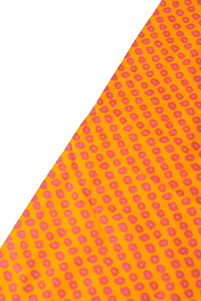 〔1m切り売り〕インドの絞り染め風プリント布 - 黄・オレンジ系〔幅約106cm〕 3 - 端の部分の処理です。