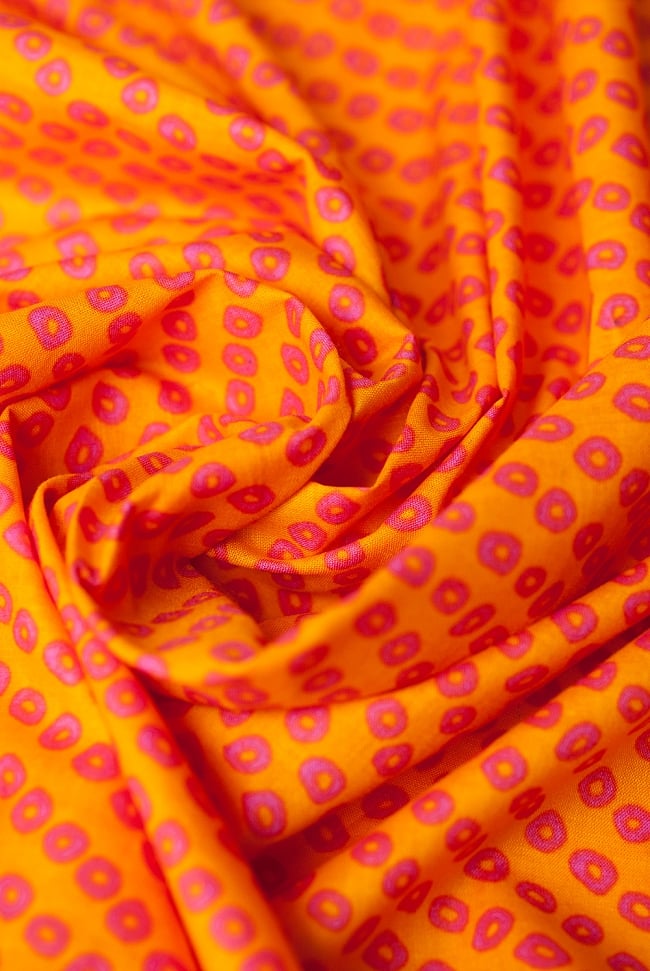 〔1m単位切り売り〕インドの絞り染め風プリント布 - 黄・オレンジ系〔幅約106cm〕 4 - 陰影をつけるととても素敵な色合いですね。