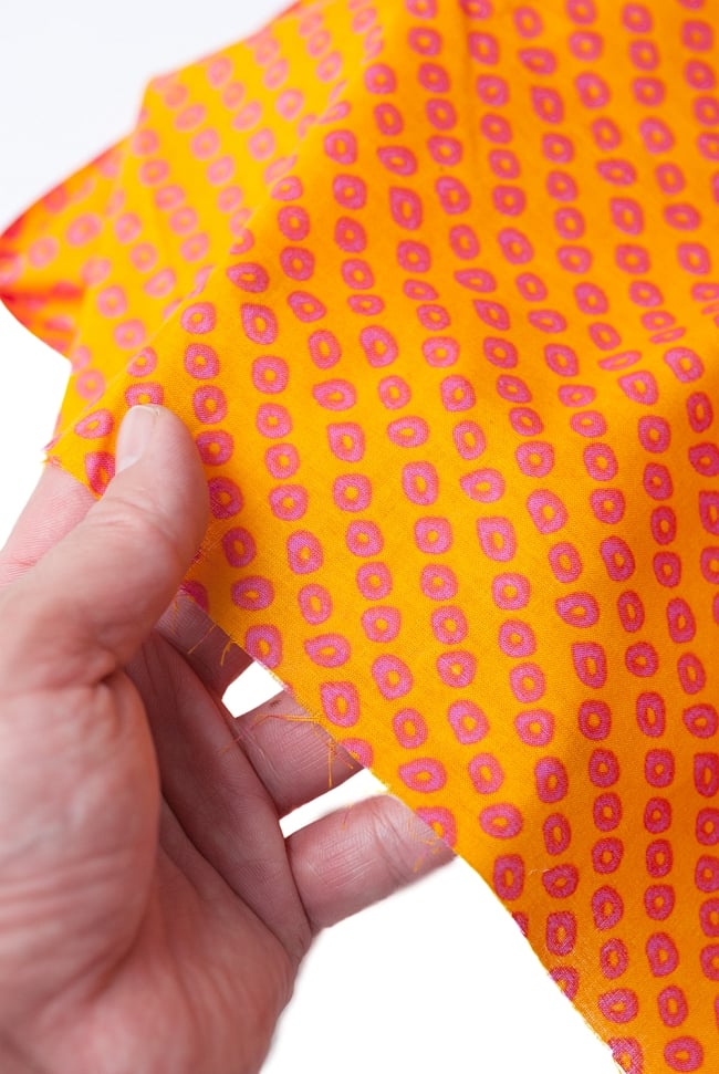 〔1m切り売り〕インドの絞り染め風プリント布 - 黄・オレンジ系〔幅約106cm〕 5 - さまざまな手芸へ。想像が広がる布です。