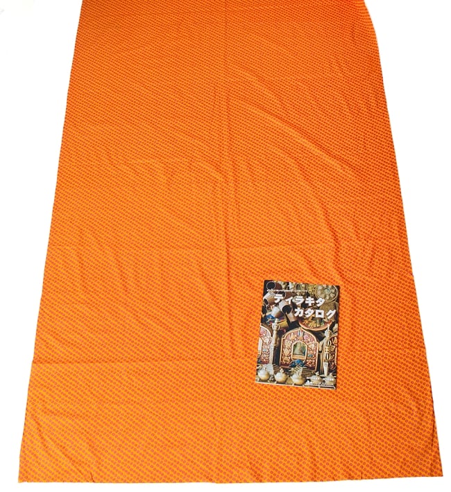 〔1m単位切り売り〕インドの絞り染め風プリント布 - 黄・オレンジ系〔幅約106cm〕 6 - A4の冊子と比べるとこれくらいの広がりになります。